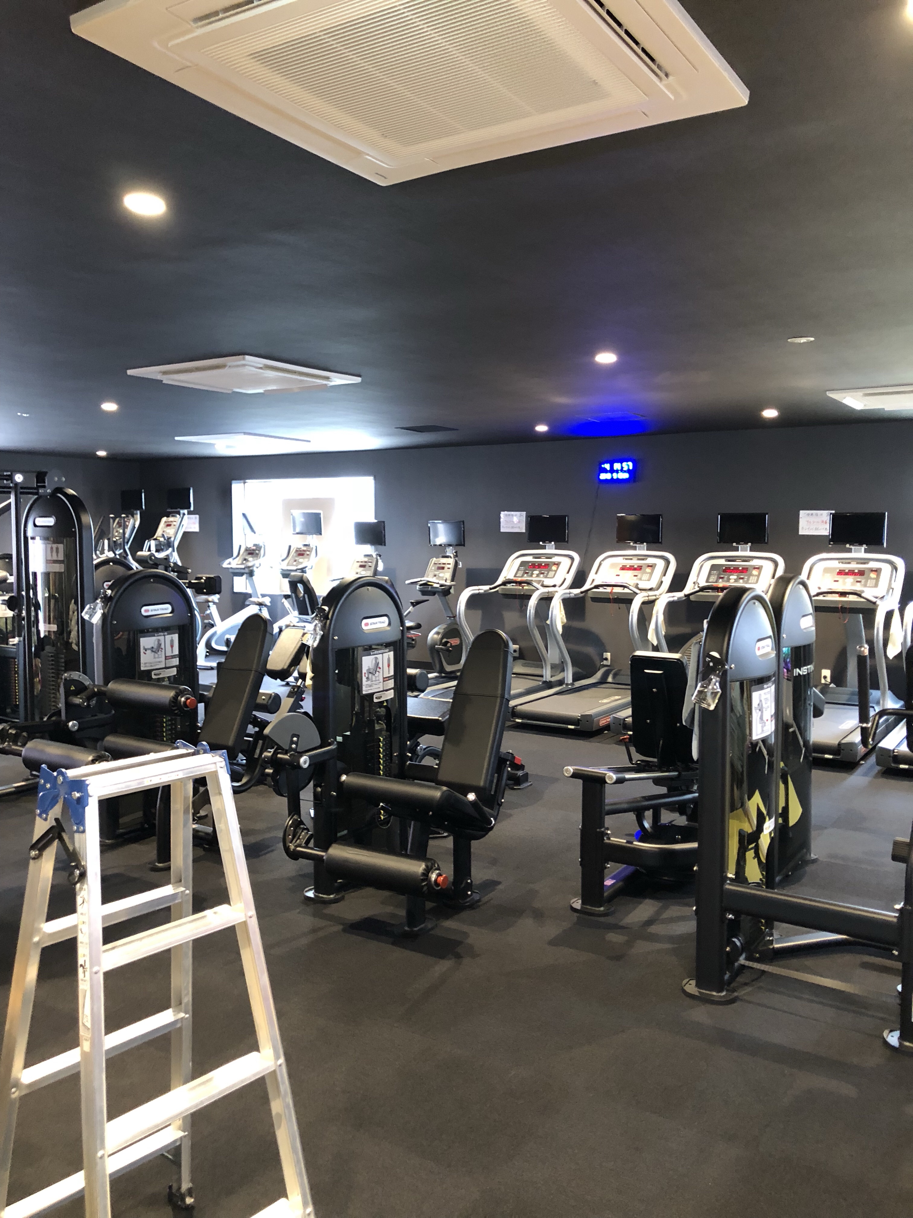 某フィットネスジム電気給排気防災設備工事